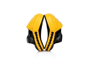นวมชกมวย Fairtex คุณภาพดีที่สุด หนังแท้ สีเหลืองและดำ แบบสั่งทำพิเศษ พร้อมที่ครอบนิ้วสำหรับคิกบ็อกซิ่ง Fairtex Focus Mitt - Product Image 4