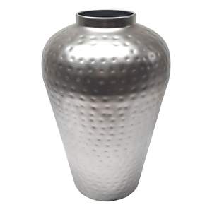 Florero minimalista de aluminio diseñado para complementar interiores de casas modernas, contemporáneas y de lujo. - Product Image 1