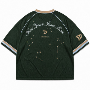 เสื้อเจอร์ซีย์กีฬาตาข่ายสีเขียวป่าพรีเมียม พิมพ์ลายกราฟิกเทวดาแบบกำหนดเอง เสื้อสตรีทแวร์ทรงโอเวอร์ไซส์ - Product Image 4