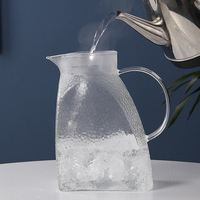 Vente en gros de carafes à eau en verre borosilicate de haute qualité personnalisées de 1500 ml et 1800 ml avec couvercle en métal pour le thé et le café