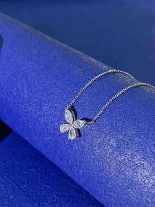 Collier pendentif papillon en or blanc plaqué avec diamants de laboratoire taille marquise, style classique, pour un usage quotidien, un charme intemporel - Product Image 4