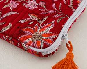 Housse d'ordinateur portable matelassée brodée rouge avec fermeture éclair, poignée souple et housse en coton pour voyage et usage quotidien - Product Image 3