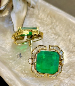 Exquisitos Pendientes de Clip con Doble Zirconia Cúbica Chapados en Oro de la Mejor Calidad para Mujer, Ideales para Fiestas y Eventos Nocturnos - Product Image 2
