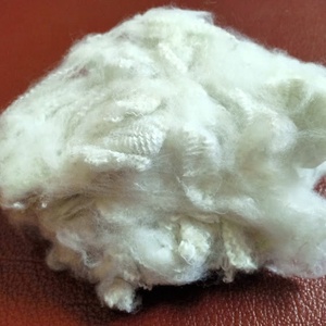 Fibra de poliéster reciclada 2.5D SD Blanco Sólido Seco GRS Vikohasan Proveedor Material virgen Hilo de hilado para material de relleno - Product Image 1