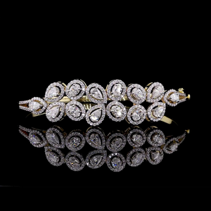Bracelet en or jaune poli avec maillons en diamant raffiné et halo de pierres en forme de poire et rondes, bijou de luxe pour occasions élégantes - Product Image 1