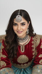 Impresionante y elegante mujer vestida en un magnífico vestido largo estilo Anarkali de terciopelo rojo y seda verde azulado, con un estilo casual. - Product Image 5