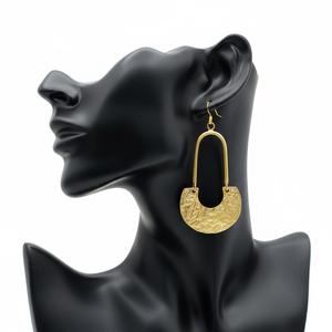 Boucles d'oreilles en laiton en gros – Boucles d'oreilles pendantes martelées à la main, dorées, texturées, bijoux modernes organiques, style bohème, audacieuses - Product Image 1