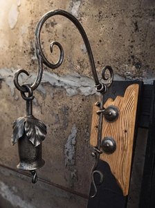 Poignée de porte en fer forgé à la main, ornée de motifs de feuilles et de cloches, avec support de style traditionnel, facile à assembler. - Product Image 3