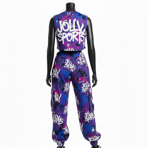 ชุดเซ็ตเสื้อครอปท็อปและกางเกงคาร์โก้สำหรับผู้หญิง ผ้าโพลีเอสเตอร์ผสมสแปนเด็กซ์ GSM ทอแบบอินเตอร์ล็อค เนื้อผ้านุ่ม ระบายอากาศได้ดี ลายกราฟฟิตี พิมพ์โลโก้ด้วยเทคนิค Sublimation - Product Image 2