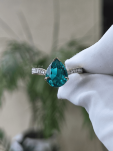 Anillo de Diamante Cultivado en Laboratorio, Color Azul, 0.28ct, Certificado IGI, Oro Blanco de Lujo, Estilo Cóctel con Halo y Engaste de Puntas, para Mujer - Product Image 3
