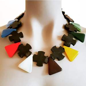 Collier en résine et bois durablement élégant, accessoires de mode en cristal, conçus avec une élégance intemporelle - Product Image 3