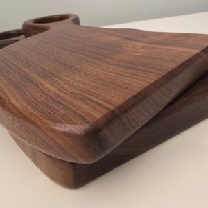 Ensemble de planches à découper en bois de noyer : Planches à fromage sculpturales avec poignées, cadeau de mariage, cadeau d'anniversaire ou cadeau de pendaison de crémaillère - Product Image 3