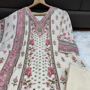 Ces ensembles ethniques époustouflants sont confectionnés en tissu Maslin de qualité supérieure, reconnu pour sa texture douce comme du beurre et son éclat naturel. - Product Image 5