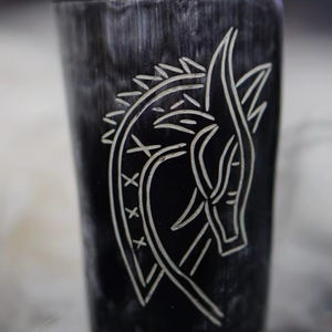 Taza de Cuerno de Búfalo Corta, de Lujo, Impermeable, Religiosa, Moderna, Vikinga, con Logotipo Personalizado y Grabados - Product Image 3