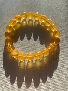 Bracelet élastique artisanal en résine marbrée ambre, perles rondes épaisses, bijoux pour femme - Product Image 1