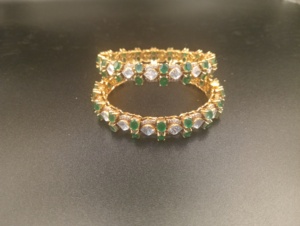 กำไลข้อมือผู้หญิง AMAIRA JEWELS ชุบทองคำขาว ประดับด้วยพลอยดับเบิ้ลสีเขียวและคริสตัลใส ดีไซน์ทันสมัย เหมาะสำหรับเป็นเครื่องประดับหมั้น - Product Image 2