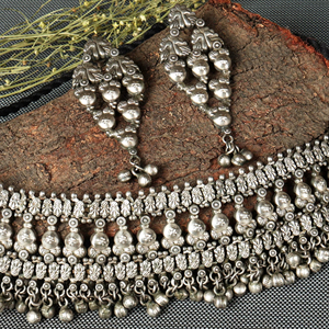 Parure de collier ras-du-cou bohème vintage en argent oxydé avec pendentif clochette et boucles d'oreilles artisanales pour mariage et fiançailles - Product Image 4