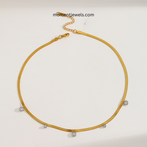 Collier en acier inoxydable plaqué or 18 carats avec pendentif géométrique en zircon et chaîne serpent pour femme, idéal pour les soirées - Product Image 1