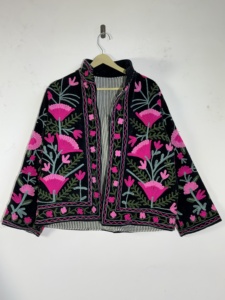 Veste Suzani en velours noir brodée de rose vif et de vert |   Manteau brodé indien Kutch |   Avant ouvert - Product Image 1