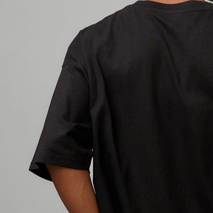 Camiseta de algodón 100% con logo personalizado, corte holgado para hombre, estampada, oversize, color negro, de alta calidad y cómoda. - Product Image 5