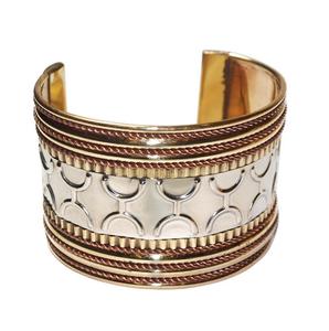 กำไลข้อมือทองเหลืองสไตล์โบฮีเมียนแอฟริกัน – กำไลแบบตอกลายชนเผ่าขนาดใหญ่ ลวดลายสลักแบบกำหนดเอง เครื่องประดับชาติพันธุ์สีทอง ขายส่ง - Product Image 3