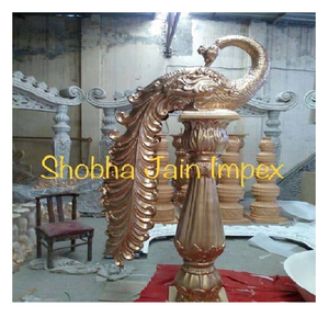 Élégantes statues de paons en bois pour embellir et décorer les lieux de mariage - Product Image 1