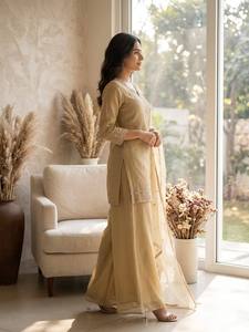 Traje Sharara para Mujer con Trabajo de Lentejuelas, Reversible y Sin Arrugas (Diwali), Material Cosmos y Conjunto con Dupatta - Product Image 2