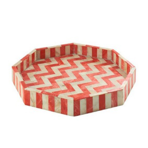 Bandeja decorativa octogonal con incrustaciones de coral rojo, con un patrón geométrico llamativo y borde a rayas, disponible al por mayor. - Product Image 1