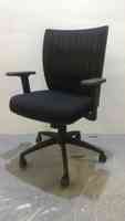Chaise de bureau exécutive minimaliste à dossier haut, pivotante et extensible, avec support lombaire réglable et accoudoirs réglables en hauteur, pour atelier