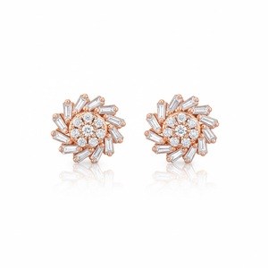 Boucles d'oreilles clous élégantes en forme de fleur pour femmes et jeunes filles en or pur 14 carats avec diamants de laboratoire taille baguette, ronds, en grappe, motif soleil et fleur - Product Image 3