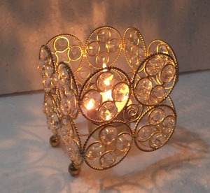 El portavelas de metal de calidad lujosa complementa de forma hermosa tanto los estilos de interior minimalistas como los ornamentados. - Product Image 1