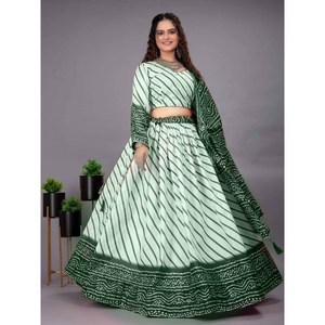Tenue de mariage en coton avec imprimé foil et zari, Lehenga Choli avec dupatta vert - Product Image 1