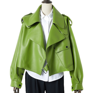 Chaqueta Blusón de Cuero Sintético Verde para Mujer, Manga Corta, Hombros Caídos, Cuello Camisero, Estilo Otoñal con Epaulettes y Cierre de Cinturón - Product Image 1