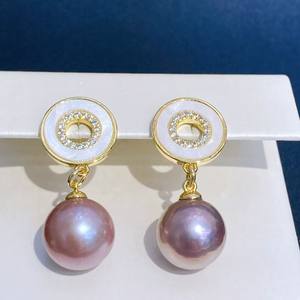 Pendientes de Perlas Blancas Simples para Trabajadores de Oficina, Estilo Ligero y Lujoso, Mariposas de Agua Dulce y Conchas de Donut, Color Morado - Product Image 1