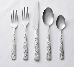 Elegante Juego de Cubiertos de Acero Inoxidable Hechos a Mano con Acabado Plateado Brillante, Perfecto para Bodas y Eventos Especiales - Product Image 1