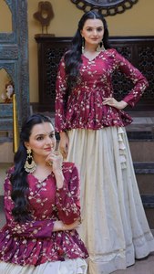 Blusa de diseñador para boda con lentejuelas y bordados, y lehenga con lentejuelas, bordados Zari y adornos de espejo. - Product Image 3