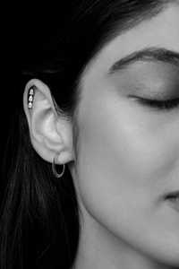 Pendientes de Aro Huggie Minimalistas de Oro Sólido 14K 18K Personalizados con Cierre de Rosca de 15mm para Mujer, Uso Diario, Venta al por Mayor - Product Image 6