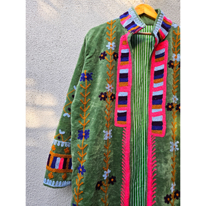 Chaqueta de terciopelo verde bordada a mano con diseño floral Suzani, abrigo largo étnico bohemio para mujer, ropa de abrigo de invierno, regalo para ella. - Product Image 2