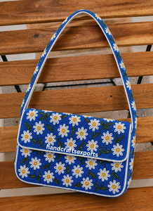 Sac à bandoulière de luxe fait main en perles florales bleues marguerites avec rabat magnétique et personnalisation du logo disponible - Product Image 4