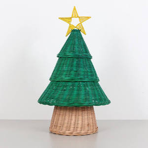 Figurine de sapin de Noël unique en rotin vert, faite à la main, avec étoile jaune en sommet, pièce tissée écologique - Product Image 1