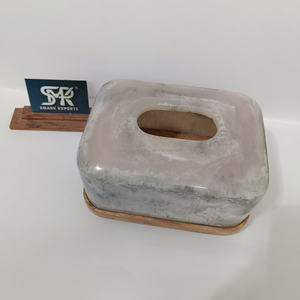 Caja de pañuelos de resina contemporánea con textura de mármol y base de madera, soporte decorativo para la decoración de la sala de estar u oficina. - Product Image 1