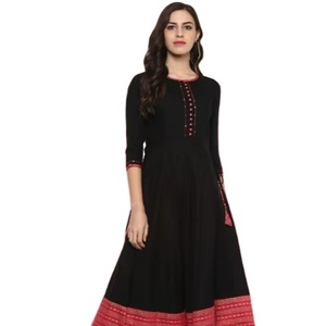 Kurta Anarkali negra de rayón estampado para mujer, con cuello redondo y mangas tres cuartos, diseñada para uso casual y festivo de estilo étnico global. - Product Image 1