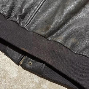 Blouson aviateur en cuir de chèvre noir vintage pour homme, coupe ajustée, design moderne et élégant, veste en cuir tendance. - Product Image 6