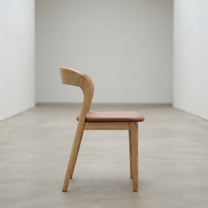 Chaise de salle à manger scandinave moderne en teck avec assise en similicuir couleur noyer naturel pour la salle à manger à domicile - Product Image 3