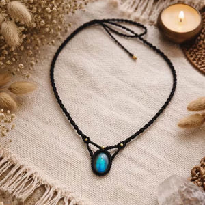 สร้อยคอจี้มุกผีเสื้อแบบมินิมอล ทำจากโลหะผสมสังกะสีและทองแดง พร้อมเชือกถักแบบมาคราเม่ สไตล์โบโฮ งานแฮนด์เมด - Product Image 1