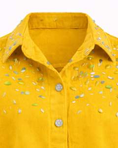 Chaqueta Vaquera Corta para Mujer en Color Amarillo Mostaza, con Cierre de Botones Frontales con Pedrería, Manga Larga, Estilo Urbano - Product Image 3