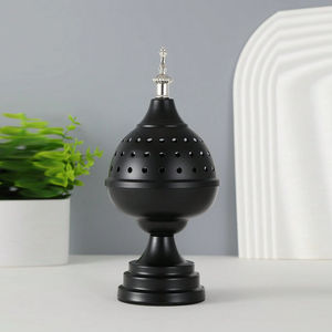 Magnifique brûleur d'encens en argent et bois avec un dessus bombé ventilé, une section centrale en bois et un finitionnel décoratif parfait. - Product Image 6