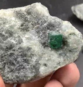 Spécimens de cristal d'émeraude verte naturelle, matrice de pierres brutes de forme irrégulière, pour la fabrication de bijoux, pièces de collection, pièces à exposer, brillent dans le noir, 203g - Product Image 6