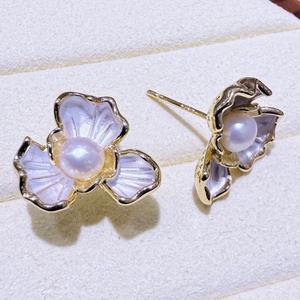 Pendientes de Perlas de Agua Dulce Retro Simples para Mujer de Zhuji, Versátiles, con Flor de Iris Blanca y Perlas Naturales - Product Image 4