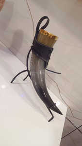 Soporte de cuero de animal pulido auténtico Vikingo, jarra de cuerno de cerveza con grabados inferiores, soporte de hierro, artesanías naturales de Saniya - Product Image 4